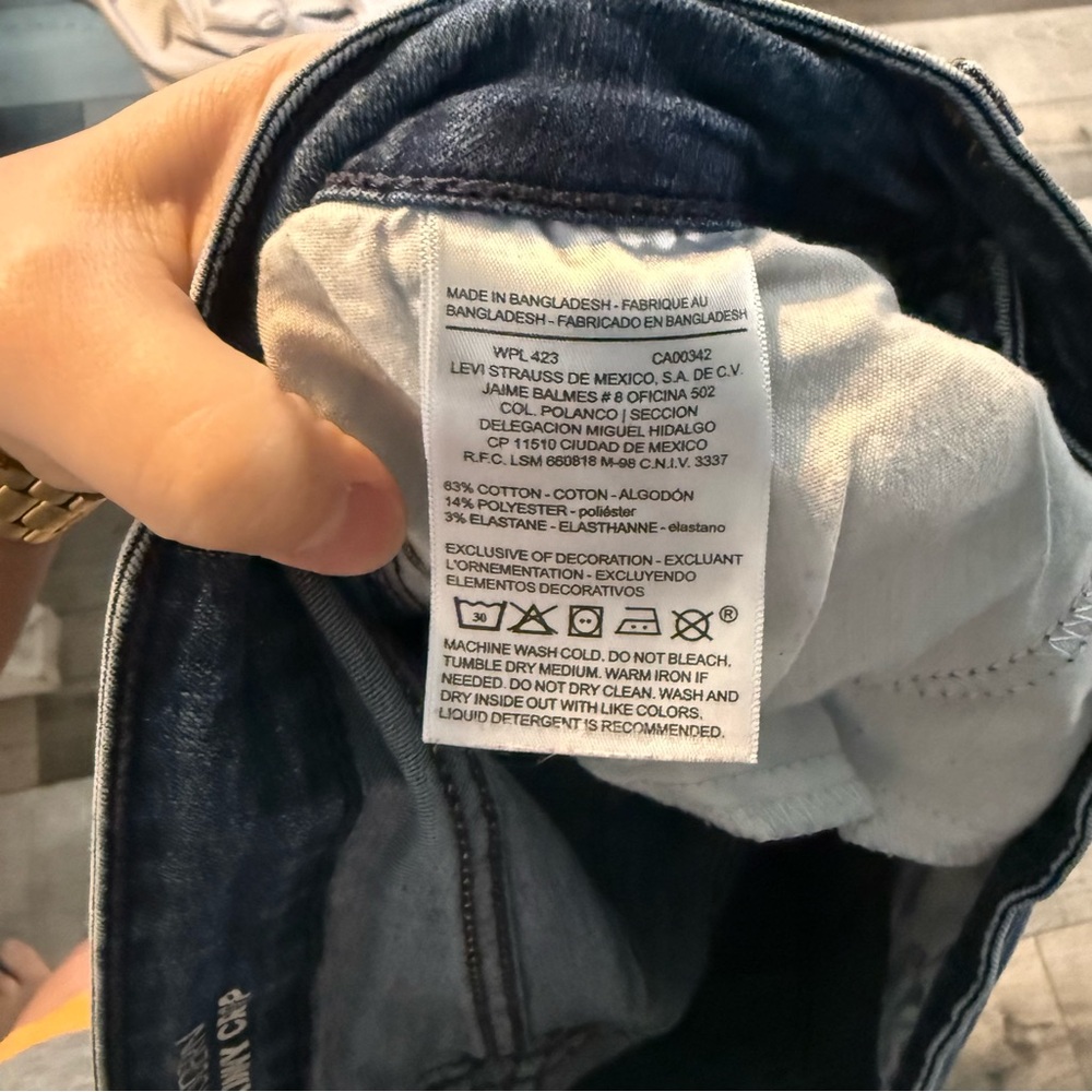 Levi's Women's Blue Cropped Jeans - Picture 3 of 4